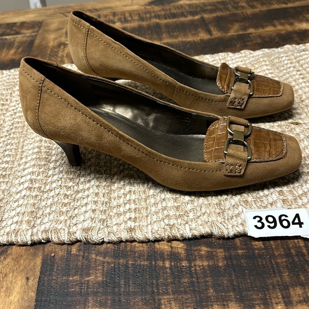 Bandolino 9m 2” heel leather upper pre loved. Gold accent Square toe.